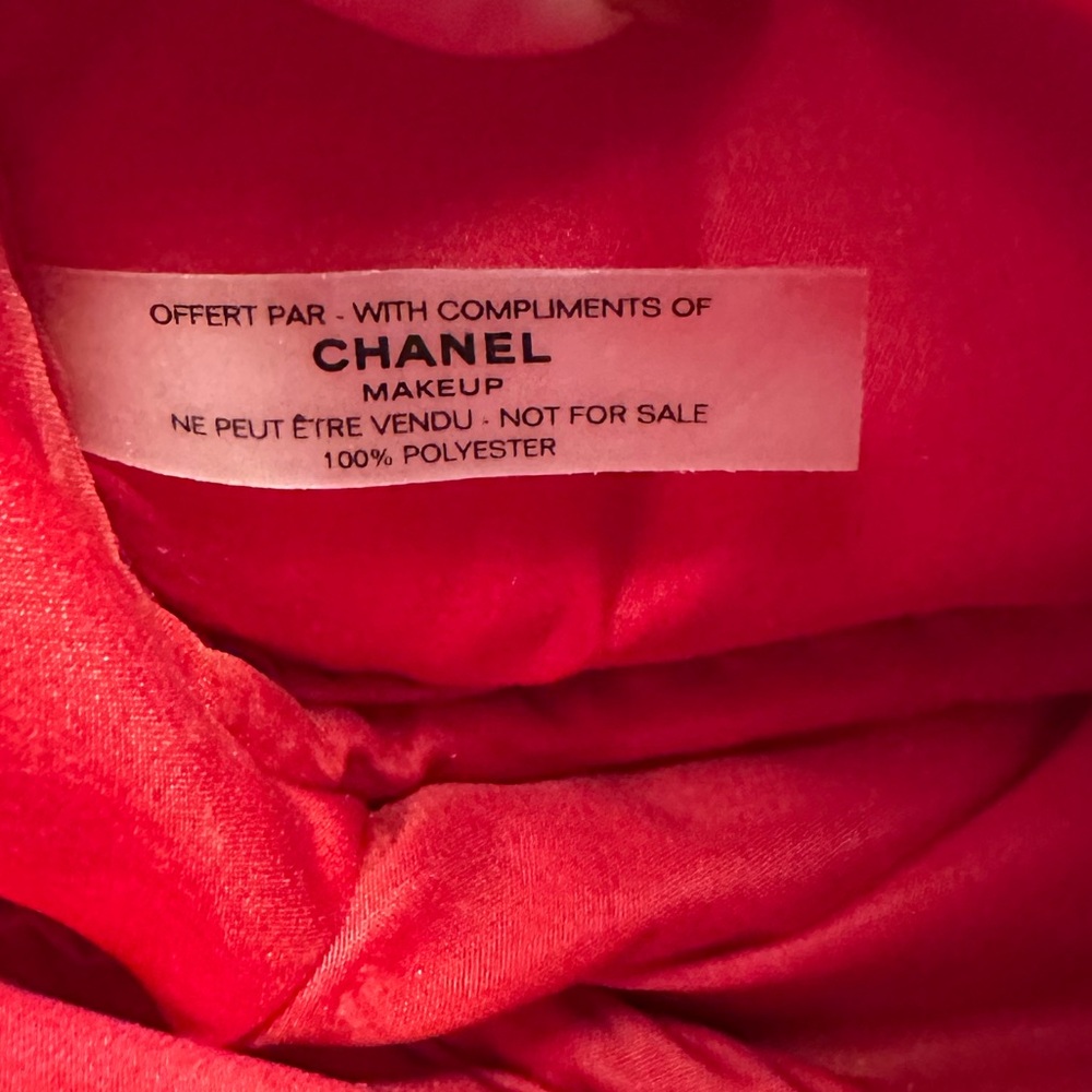 CHANEL Red Holiday Cosmetic Bag - Picture 3 of 3